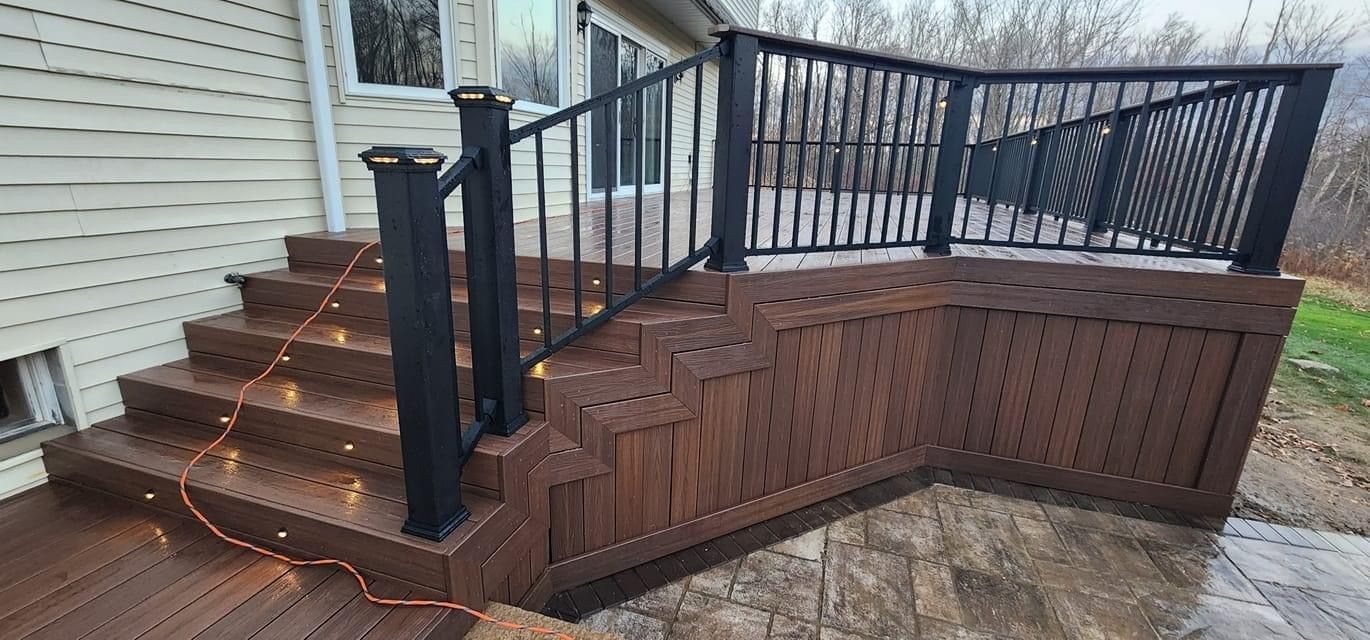 DECK COMPOSITE FLOOR WITH ALUMINUM RAILINGS